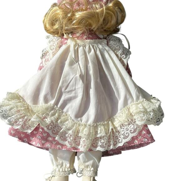 DYNASTY DOLL 17” musical porcelain collectible - Picture 9 of 12